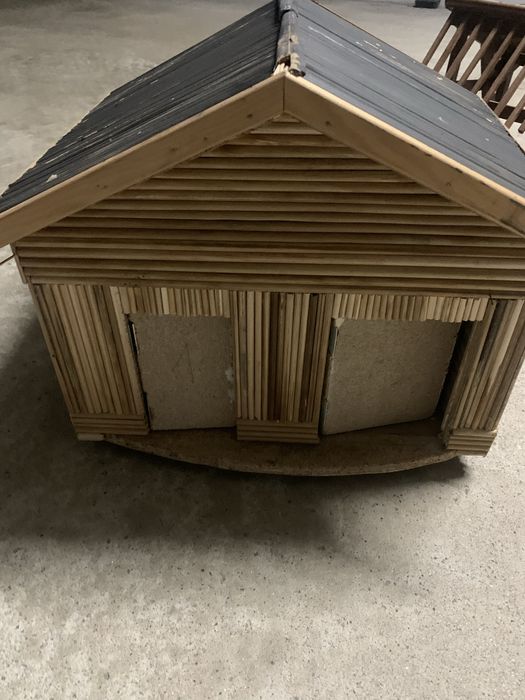 Casa artesanal grande com algumas marcas