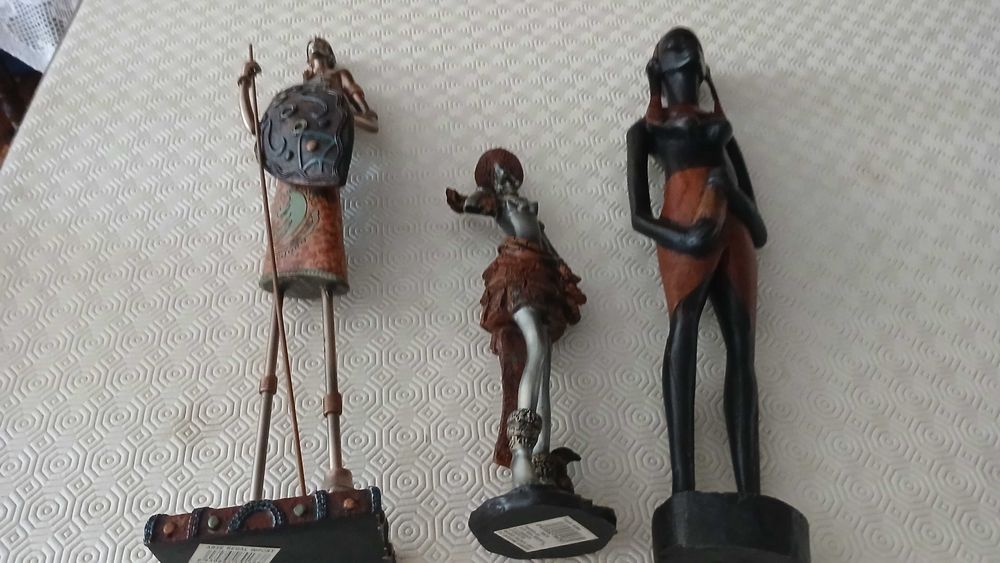 3 estátuas decorativas