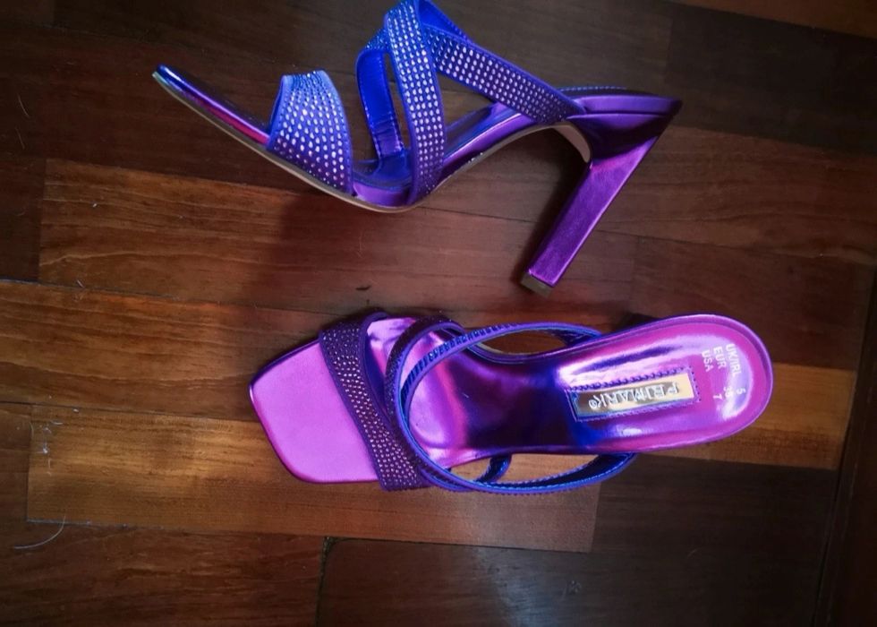 Sapatos de salto alto roxos