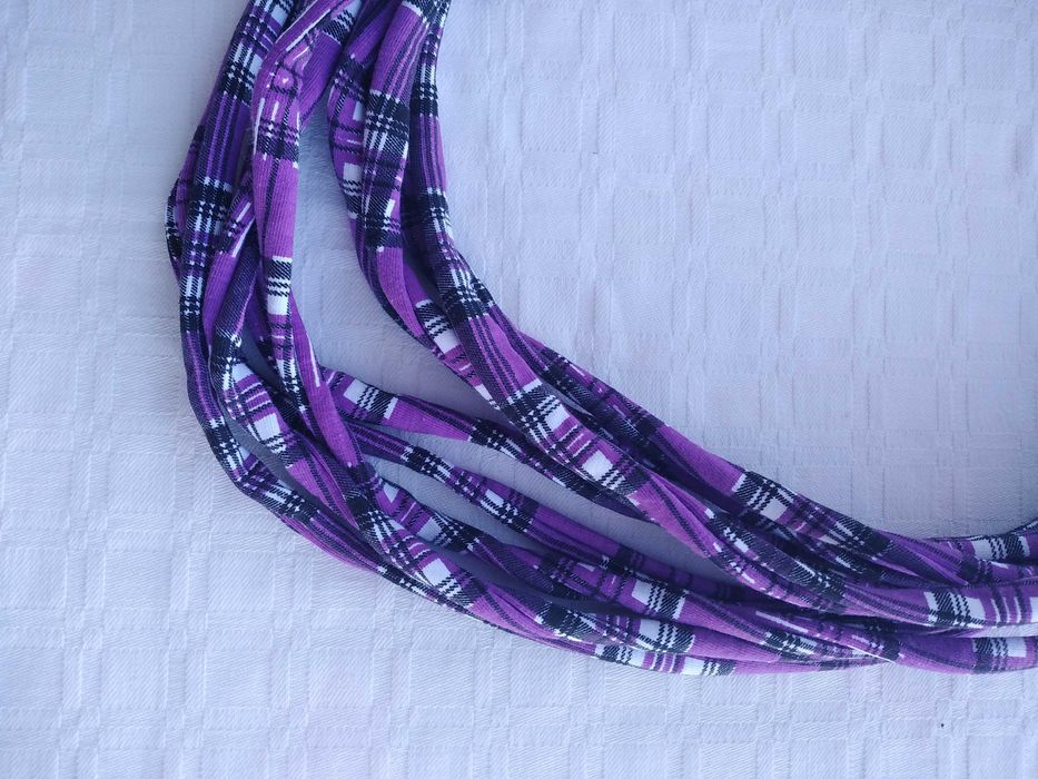 Colar de tecido roxo