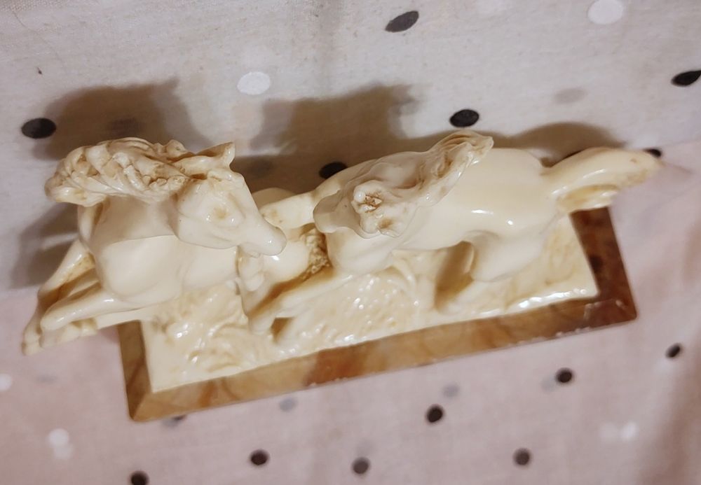 Konie, figurka, statuetka, rzeźba na kamiennej podstawie.