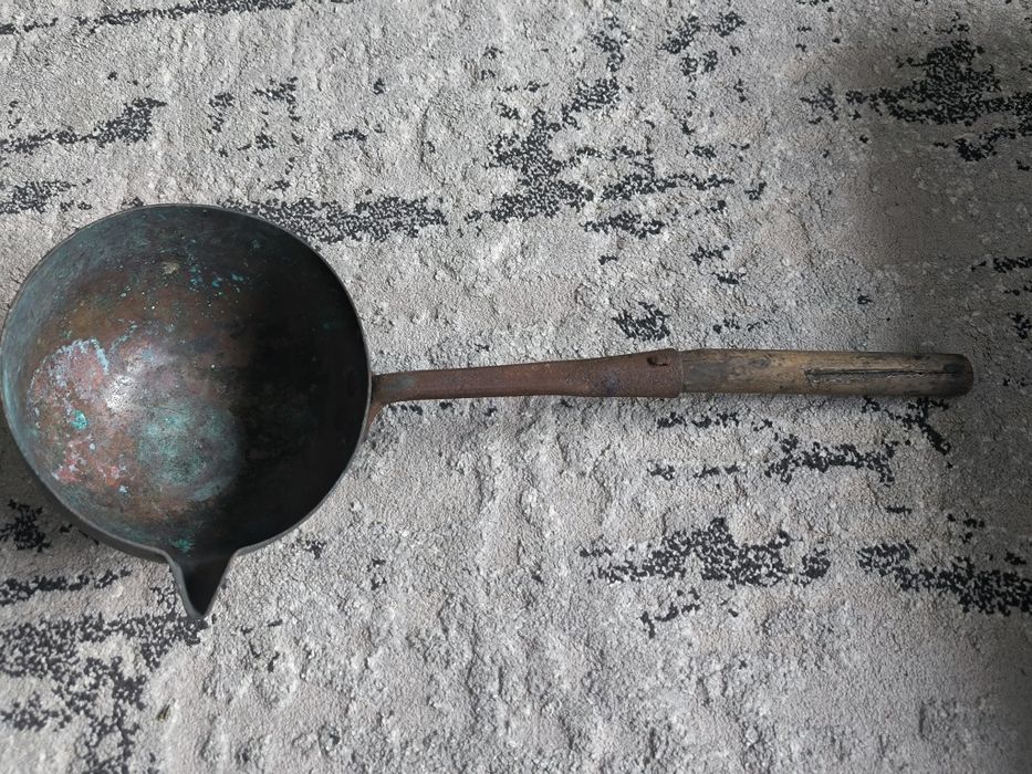 Duża ,Bardzo stara chochla, mosiężna, drewniana rączka,vintage