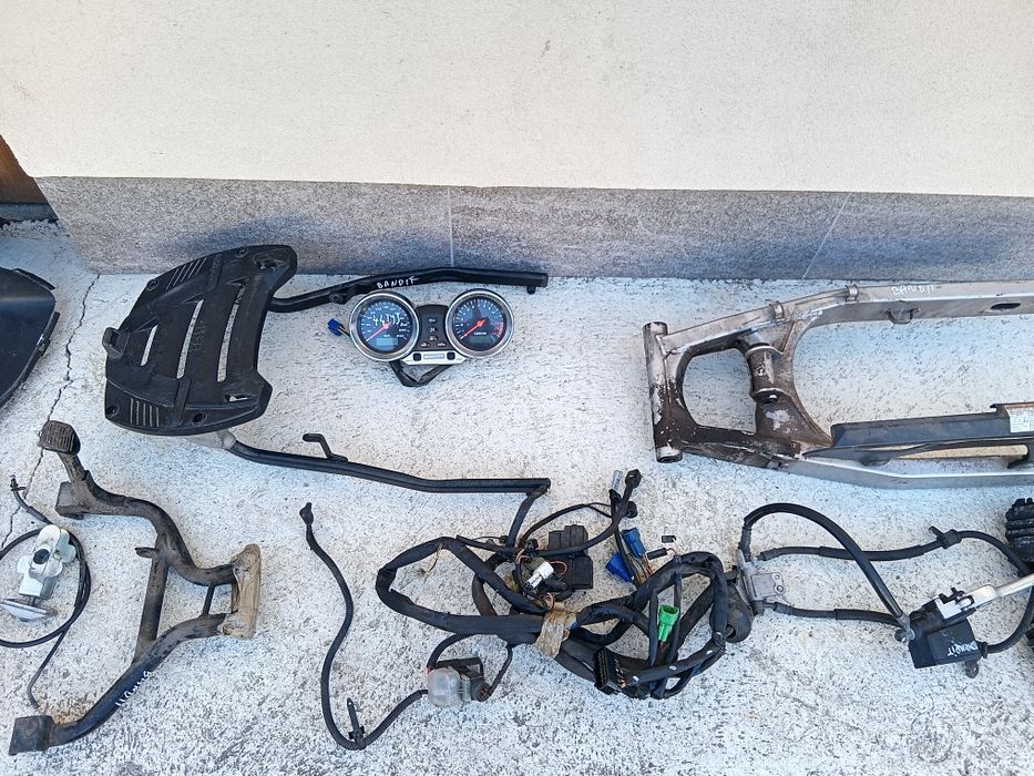 Suzuki Bandit 600 czasza silnik licznik lagi koło tarczę kolektor