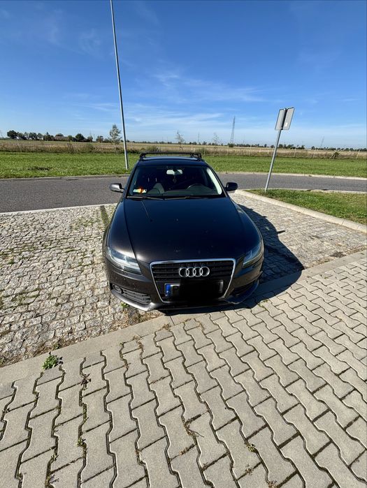 Audi A4 B8 Avant 2,0 TDI (CR)/Nawigacja/Klimatronic/Czujniki/140km/2kpl. kół (16” i 18”)