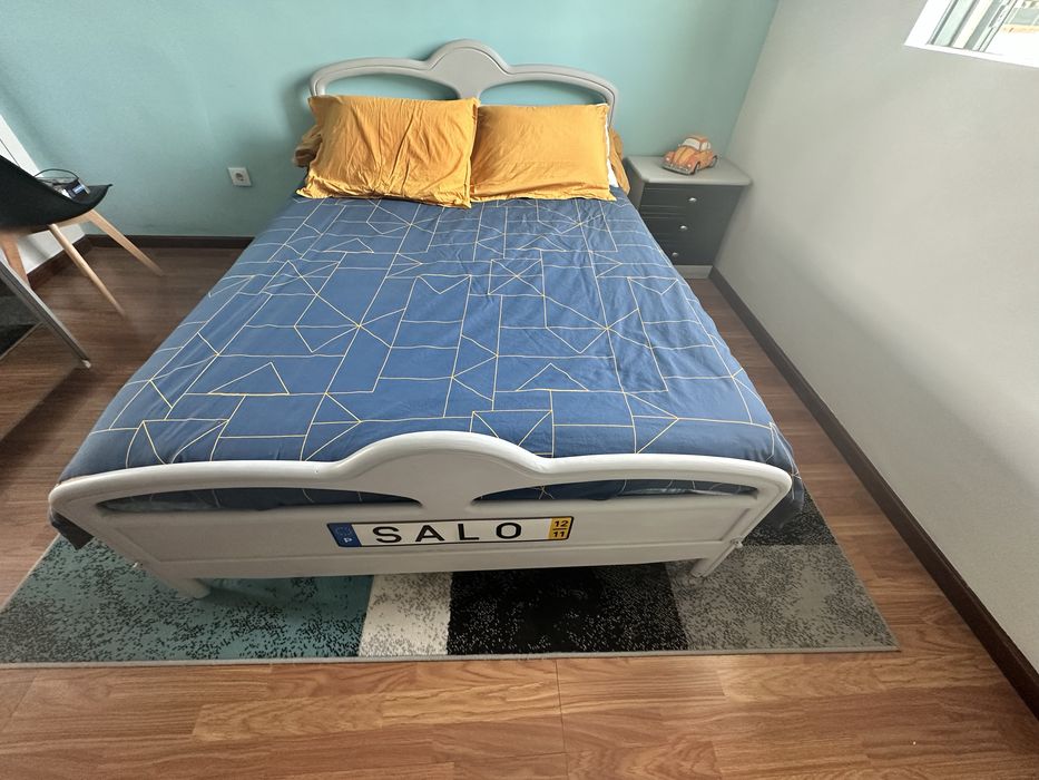 Cama e mesinhas de cabeceira