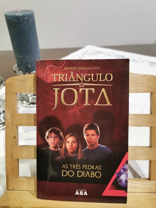 Livros da coleção Triângulo Jota