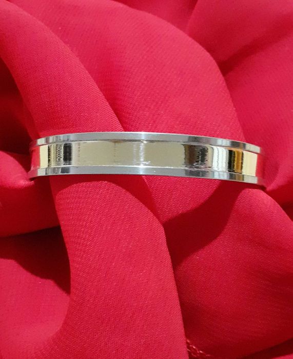 Pulseira dourada e prateada
