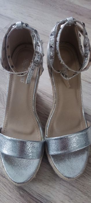 Buty na wysokiej koturnie srebrne 38