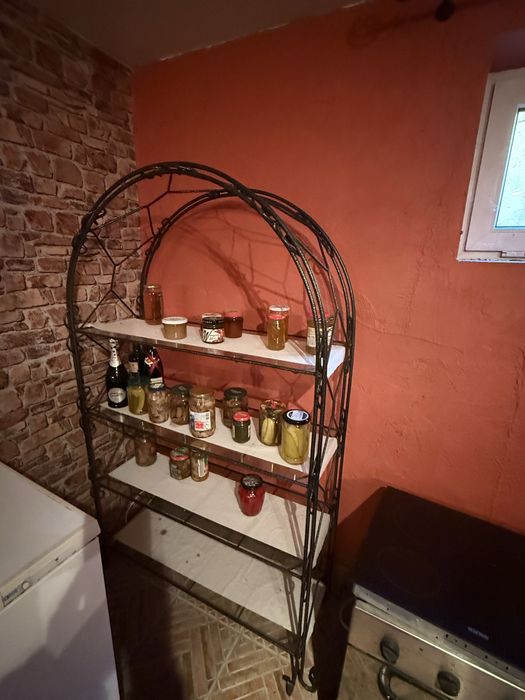 Stylowy regał metalowy