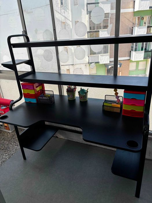Vendo secretária IKEA FREDDE, modelo gaming, em preto.