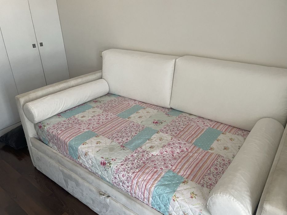 Cama/sofa estofada com colchão
