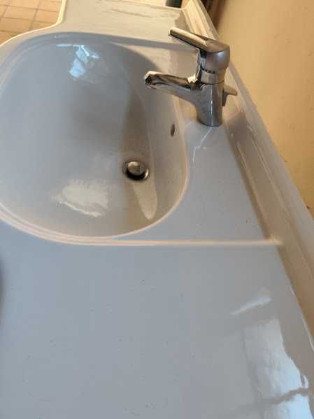 Móvel Branco WC e Lavatório em razoável estado