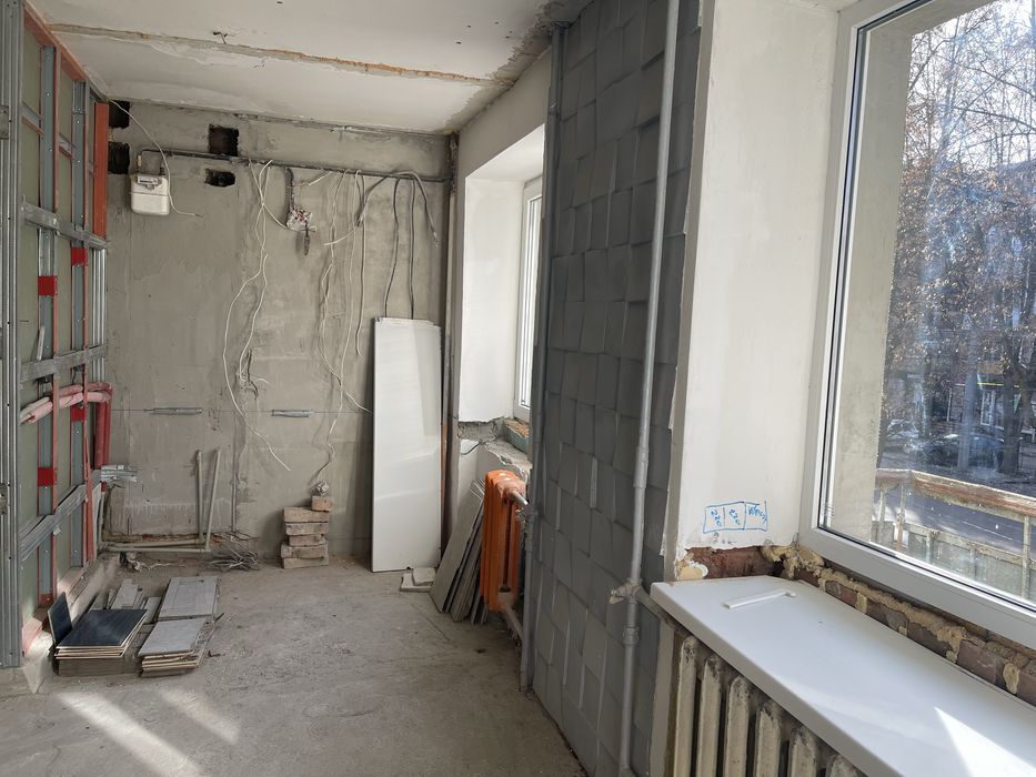 Продам 1-кімн  Ст Бандери   2-й поверх Добротного  Будинка