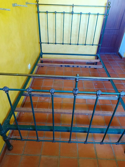 Cama de casal antiga em ferro