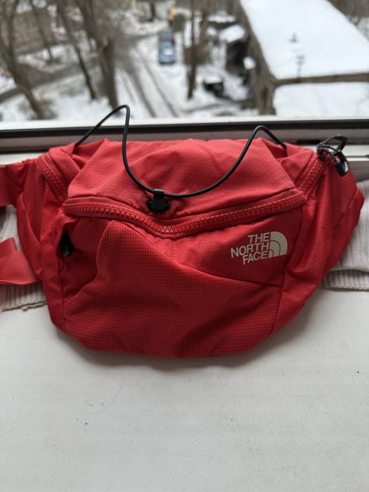 Яскрава сумка на пояс the north face