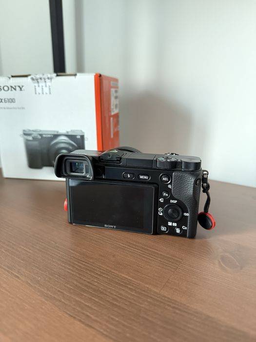 Sony a6100 com lente E PZ 16-50mm F3.5-5.6 + extras