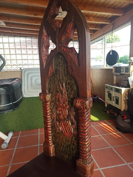 Cadeira esculpida, estilo mediaval ou gótico