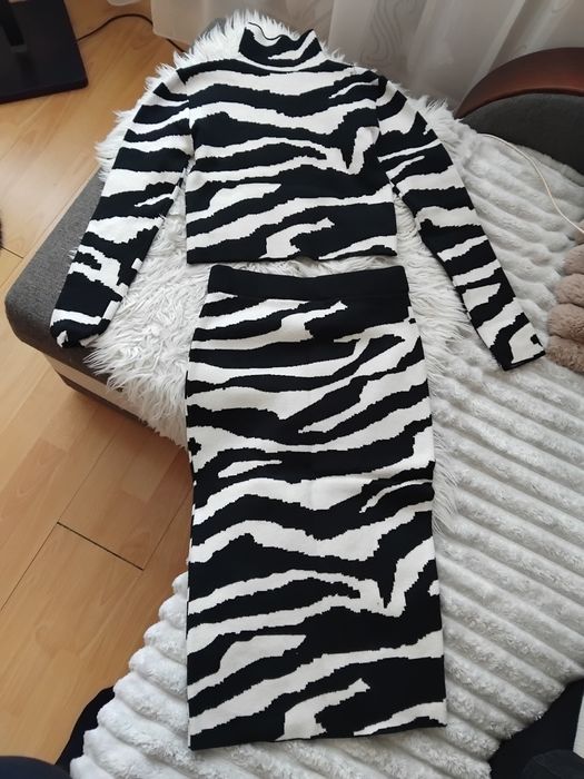 Komplet sweterkowy: krótki golf + spódnica (print zebra)
