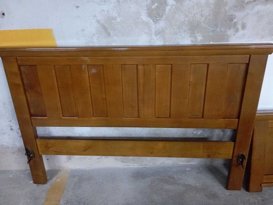 Cama de madeira em excelente estado