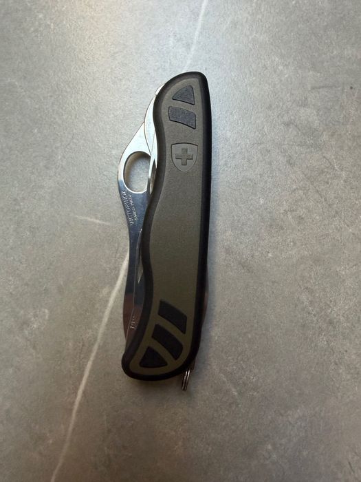 Zielony nóż kieszonkowy Victorinox Soldier One-Hand 0.8461.MWCH