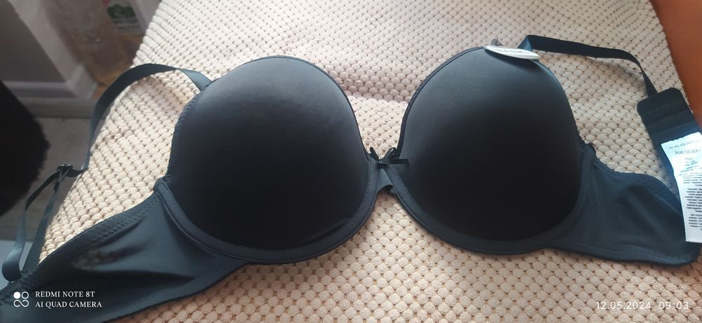 Biustonosz kolor czarny . Roz.75D
