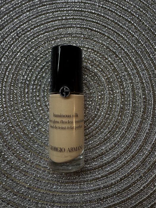 Тональная основа giorgio armani luminous silk