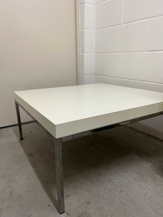 Mesa de Apoio / Centro Branco Minimalista + Estrutura de Metal