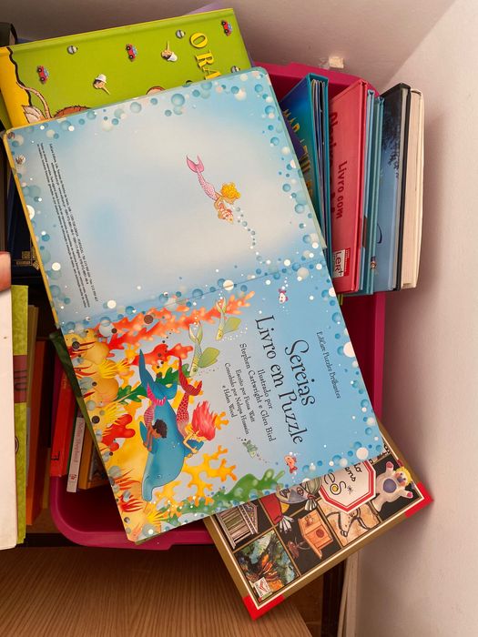 Caixa com livros infantis