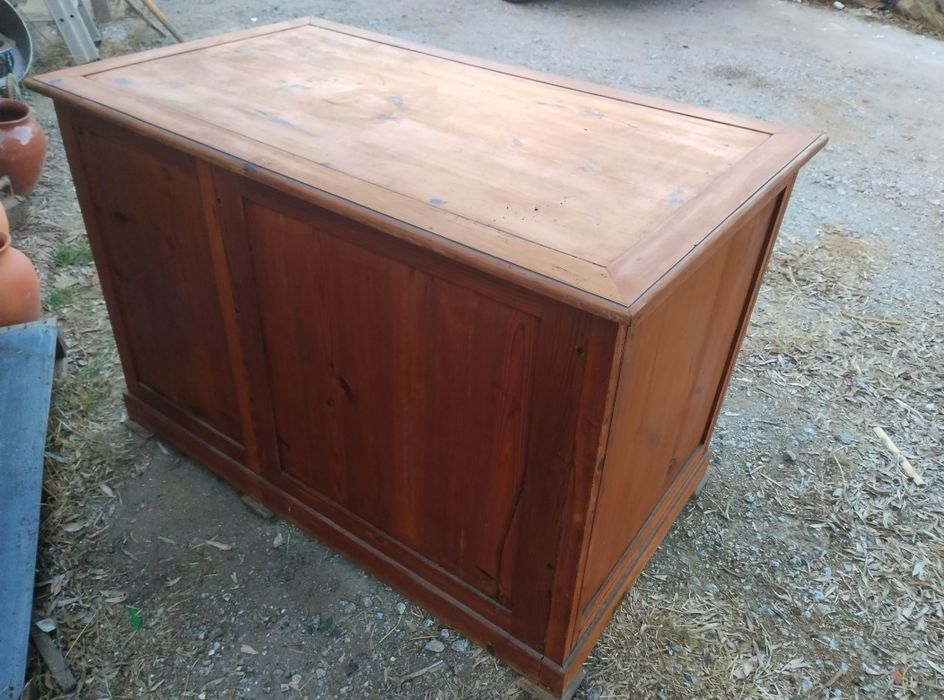 Secretária de madeira maciça em bom estado