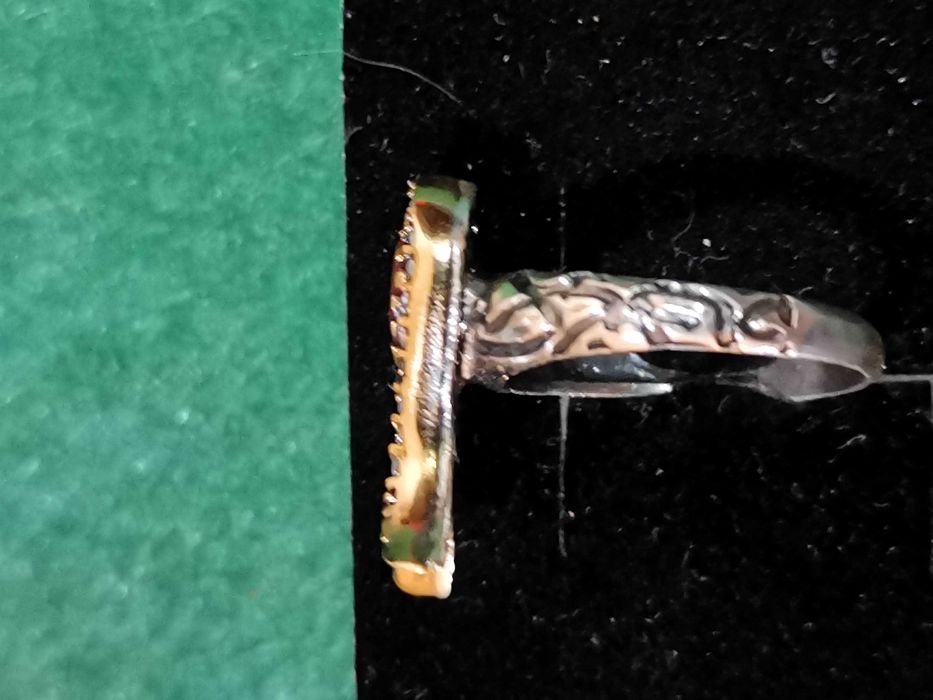 Maravilhoso anel em prata com brilhantes e uma raiz de ruby