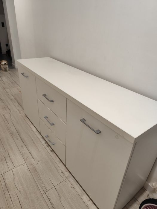 Zestaw białych mebli komoda szafka tv