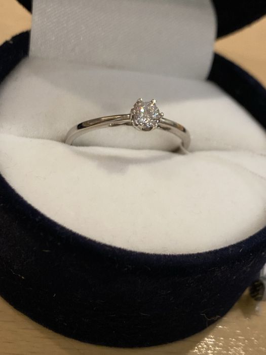 Золота каблучка, 18.5 р., біле золото 585 проби, нова з біркою.