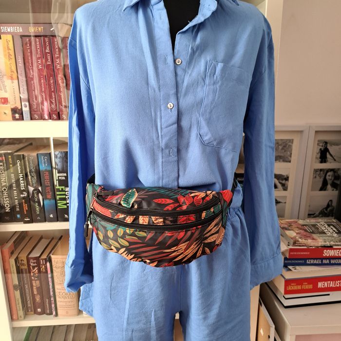 Nowa torebka nerka z wodoodpornego materiału.