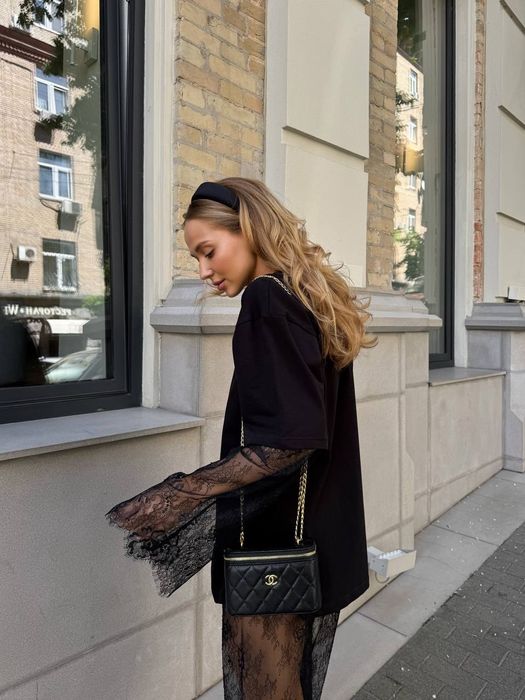 Чорна футболка з мереживними рукавами