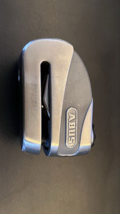 Blokada Abus 8008 na tarczę hamulcową motocykla