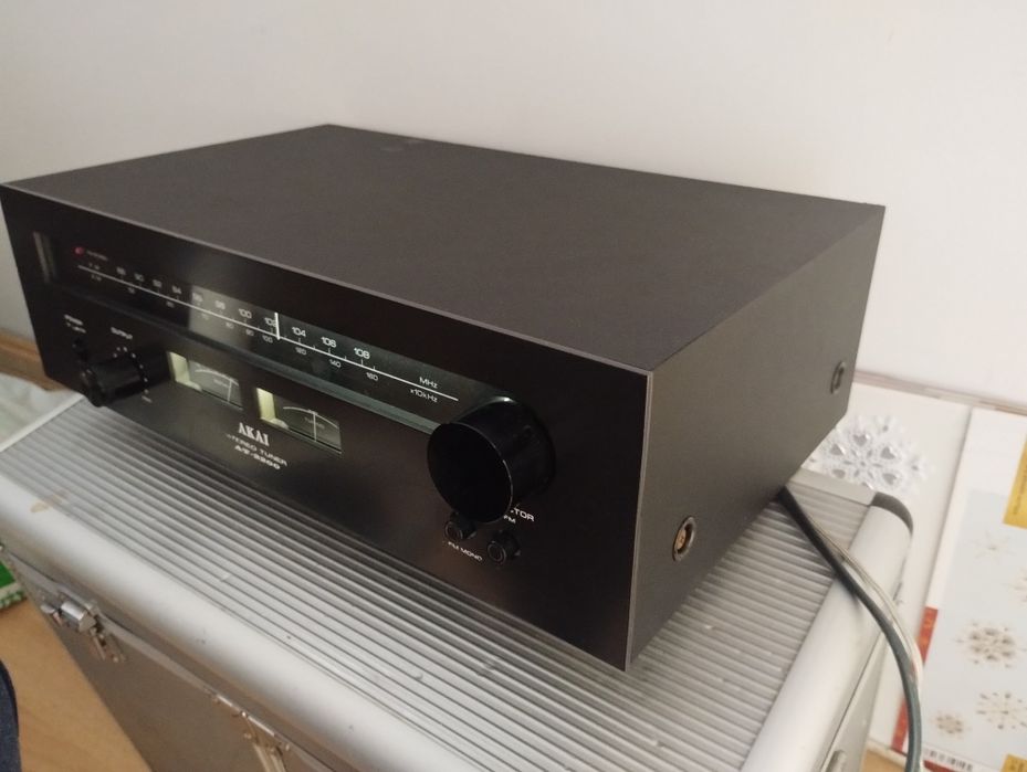 Akai AT2200 tuner radiowy.
