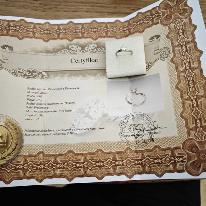 Pierścionek damski. Złoto 585. Brylant 0.44 ct. Certyfikat