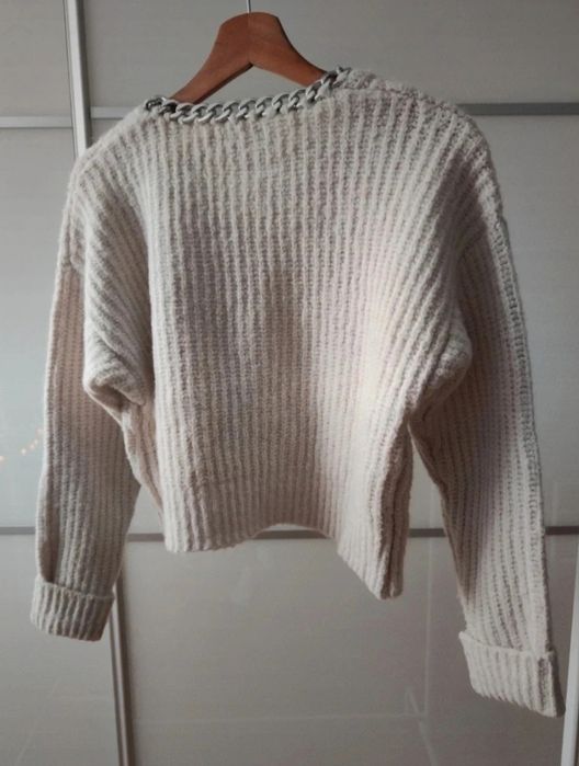 Zara | Biały kremowy sweter z ozdobnym łańcuchem | S 36