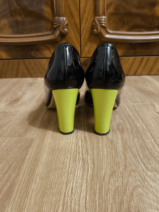 Шкіряні лаковані та перфоровані босоніжки Pollini Miraton 36 розмір