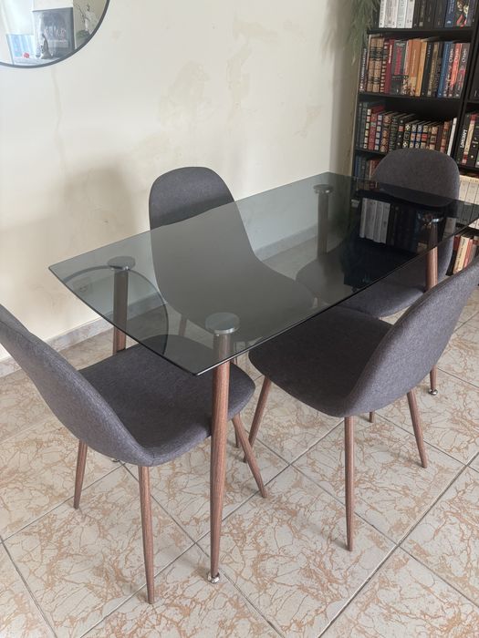 Mesa de vidro com 4 cadeiras