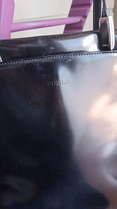 Mala Furla preta em pele envernizada vintage