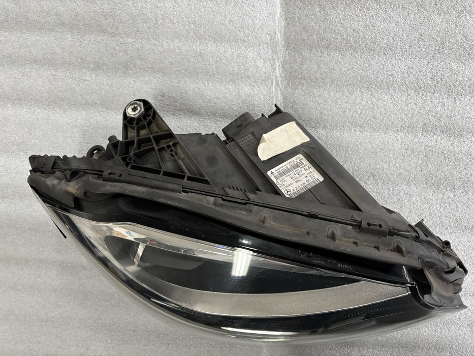 Otica direita Mercedes C w205