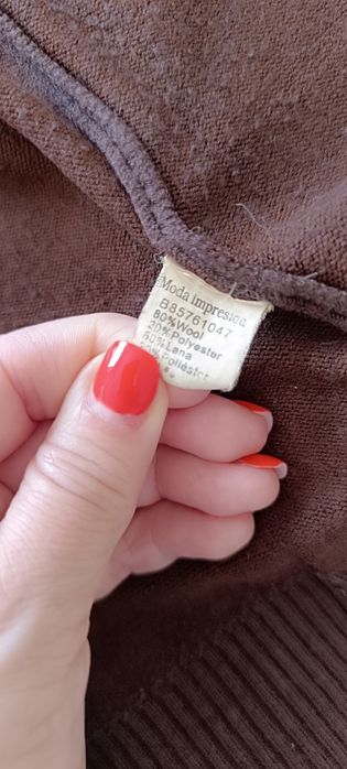 Casaco castanho lã. Usado. Abotoa à frente