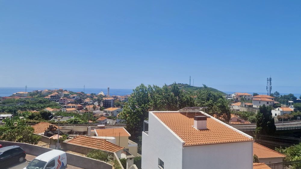 Moradia com sol todo o dia e vista mar parcial em Câmara de Lobos