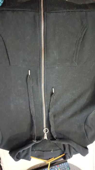 Bluza z kapturem czarna na zamek 36