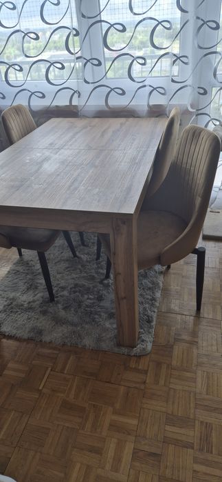 Stół rozkładany z krzesłami