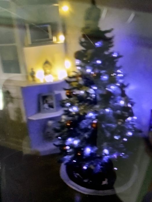 Arvore de Natal com bolas e fitas