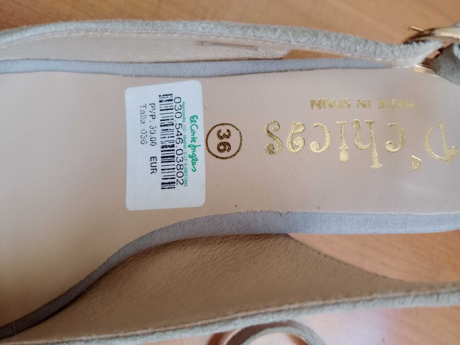 Sandálias de camurça cinza claro, da marca D Chicas