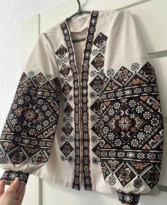 Жіноча вишиванка