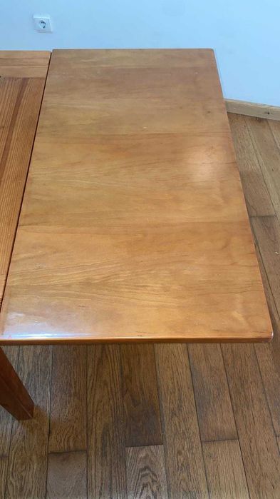 Mesa de refeição com tampo de vidro e extensível, em Madeira maciça.